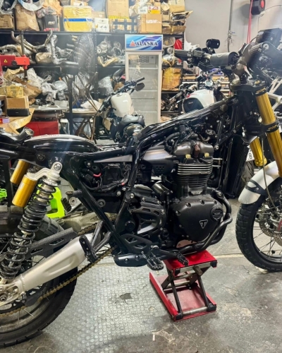 [T8/2025] Triumph Scrambler 1200 XE 2022 Sapphire Black & Triumph Street Twin 900 2019 Mat Black
