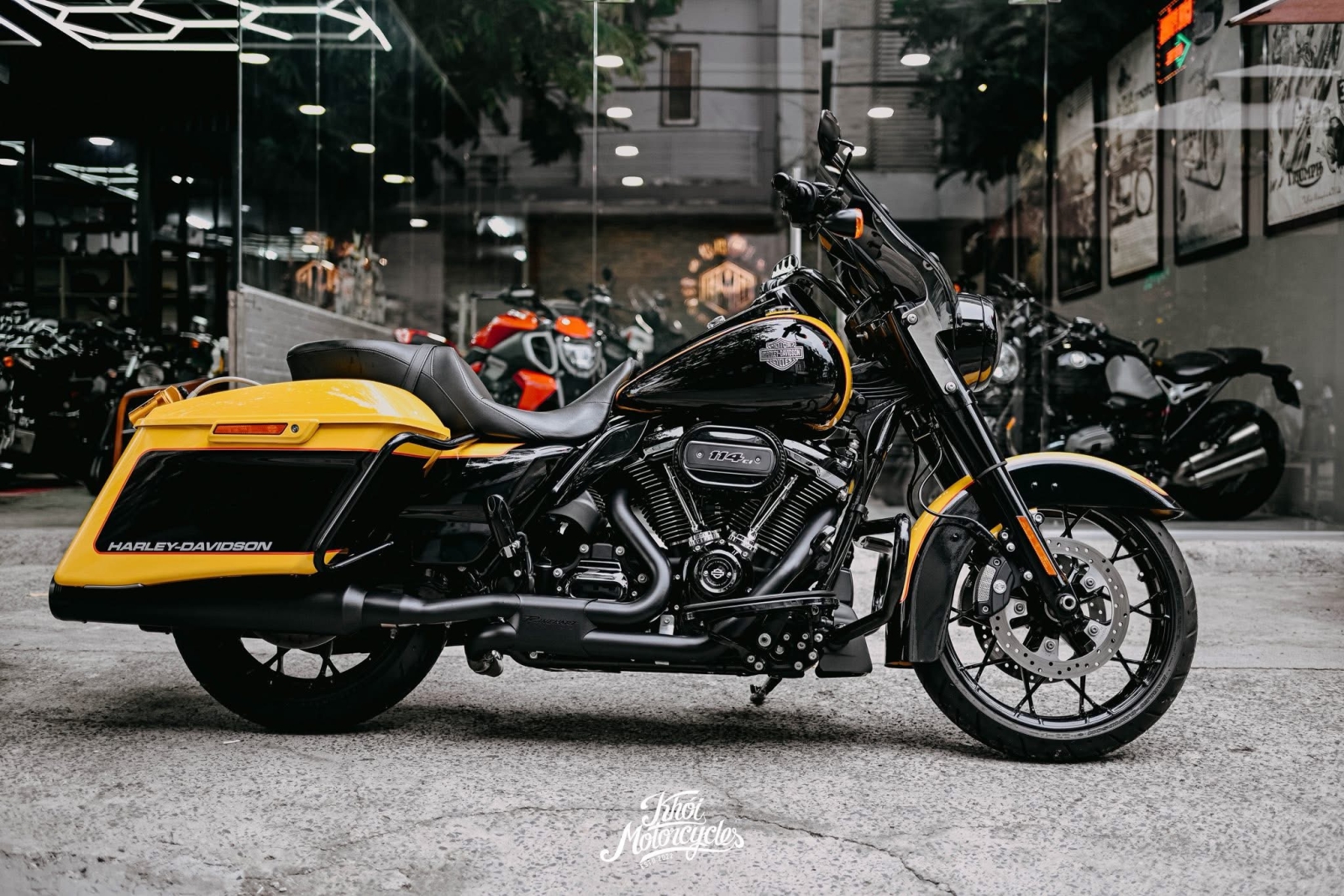 Harley Davidson Road King 2023 đklđ 2024 màu two-tone Industrial Yellow/Vivid Black odo 2k miles