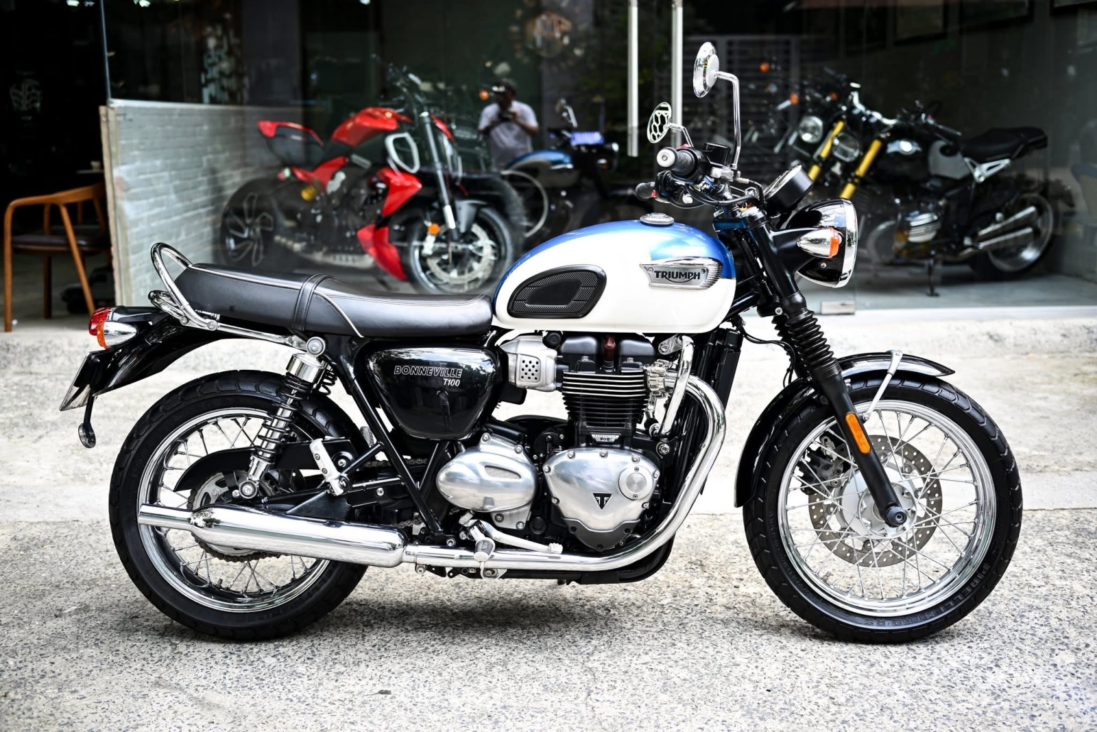 Triumph Bonneville T100 2020 odo 16k km màu Aegean Blue/Fusion White