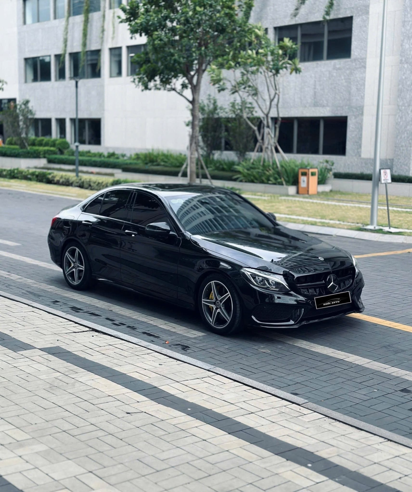 Mercedes C300 AMG model 2017 nhiều option đồ chơi